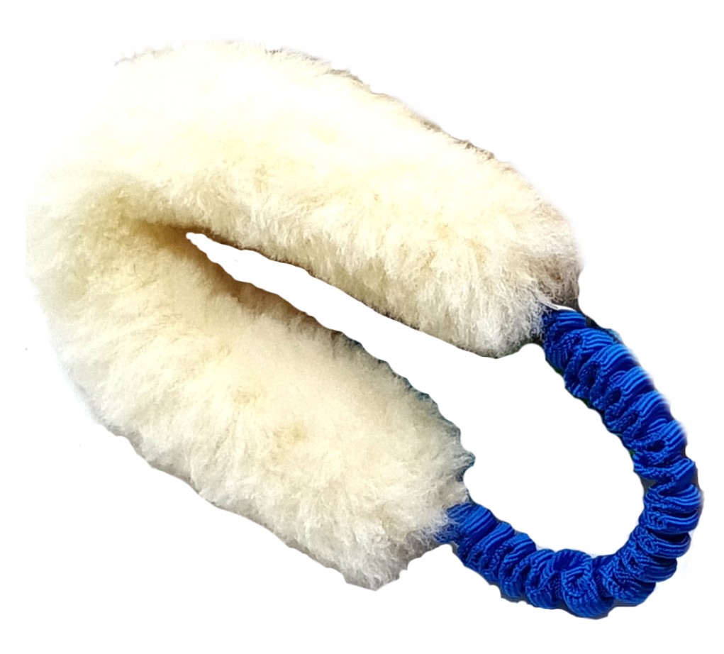 Přetahovadlo kroužek ovčí kožešina s amortizérem 18cm